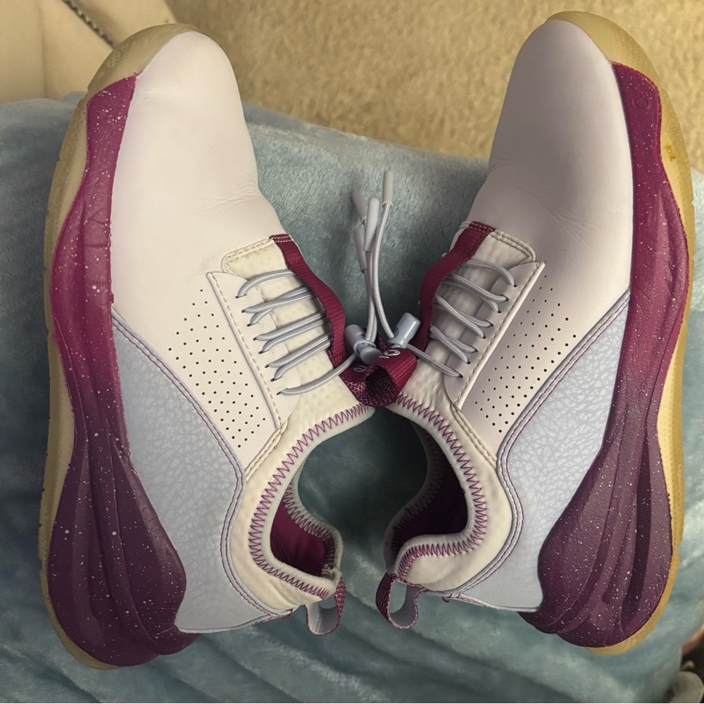 Special Edition Clove women’s classic sneaker, lavender & purple, size 6